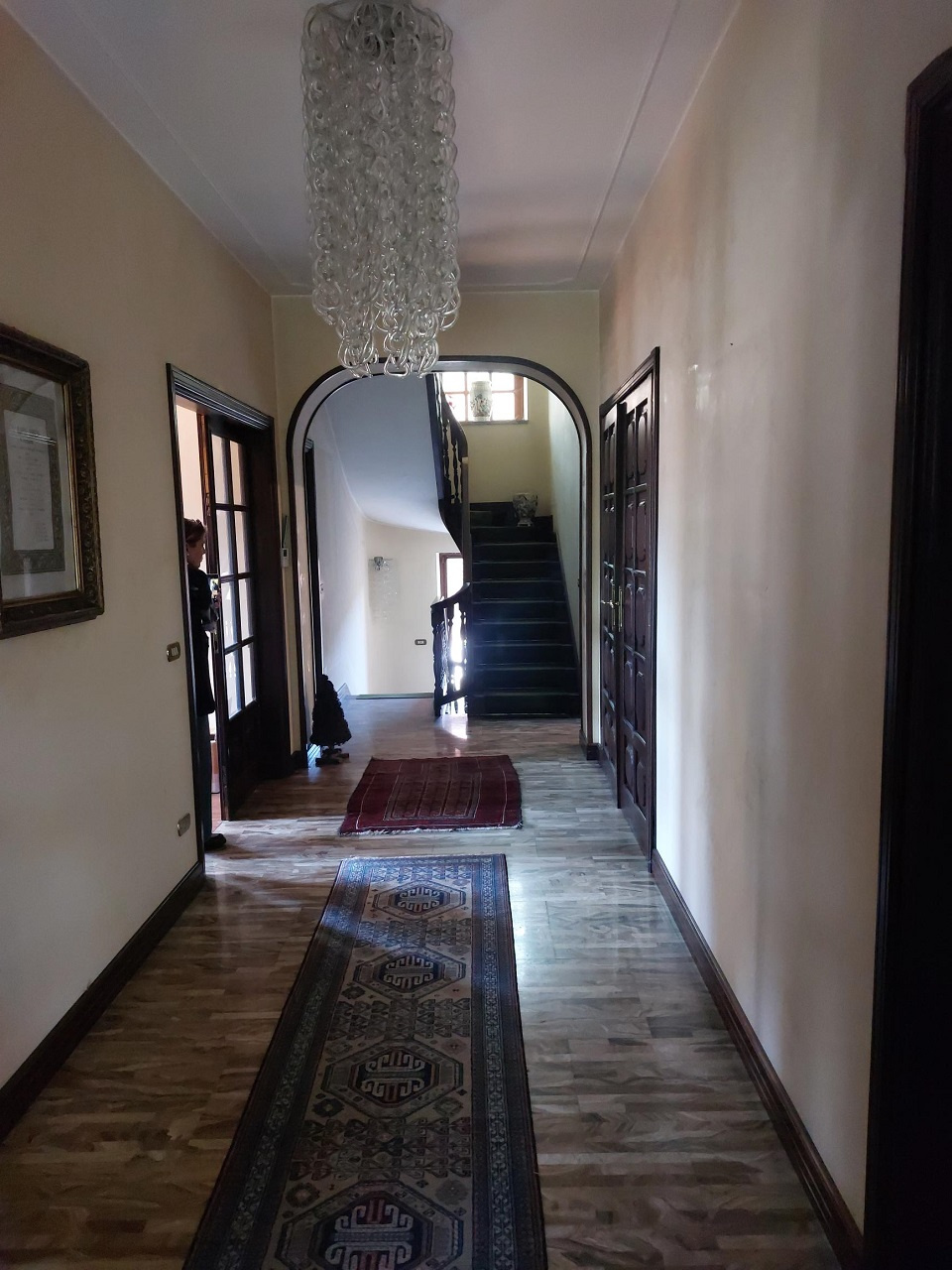 Occhieppo Inferiore  - Alle porte di Biella, vendiamo villa signorile di ampia metratura, su due piani oltre a piano seminterrato, con giardino circostante recintato e comoda e spaziosa autorimessa. - Vendita