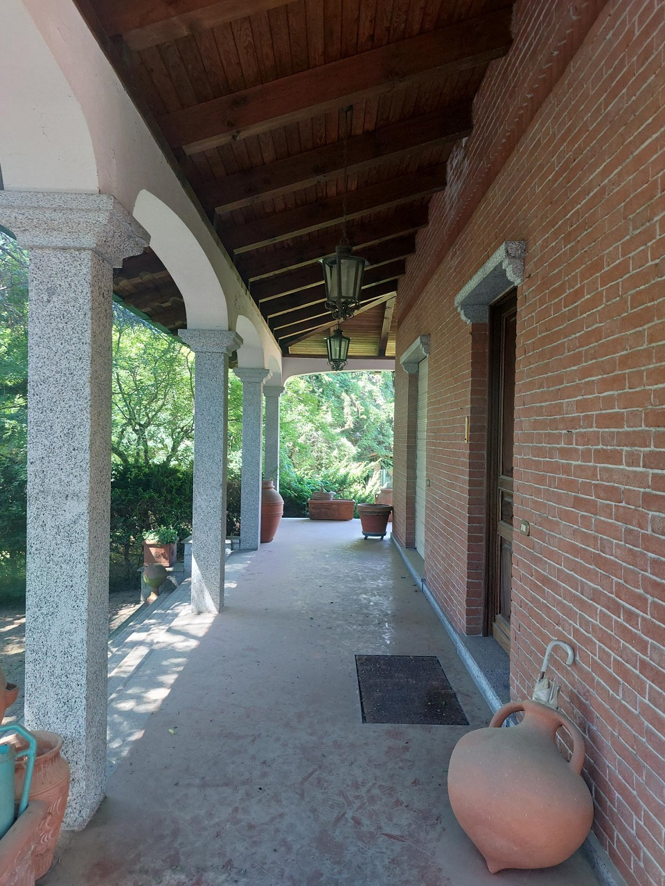 Occhieppo Inferiore  - Alle porte di Biella, vendiamo villa signorile di ampia metratura, su due piani oltre a piano seminterrato, con giardino circostante recintato e comoda e spaziosa autorimessa. - Vendita