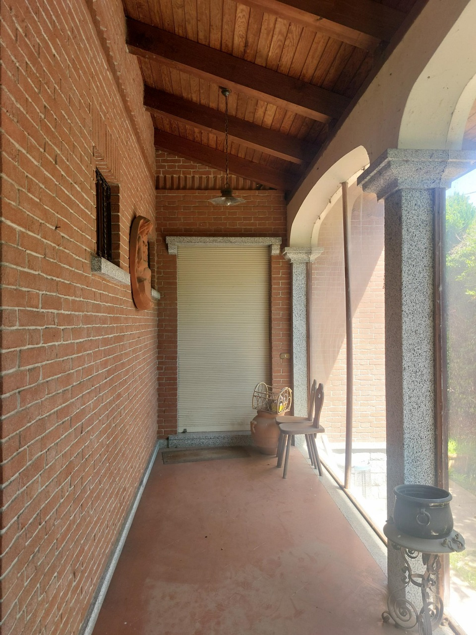 Occhieppo Inferiore  - Alle porte di Biella, vendiamo villa signorile di ampia metratura, su due piani oltre a piano seminterrato, con giardino circostante recintato e comoda e spaziosa autorimessa. - Vendita