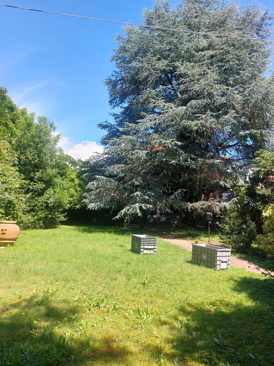 Occhieppo Inferiore  - Alle porte di Biella, vendiamo villa signorile di ampia metratura, su due piani oltre a piano seminterrato, con giardino circostante recintato e comoda e spaziosa autorimessa. - Vendita