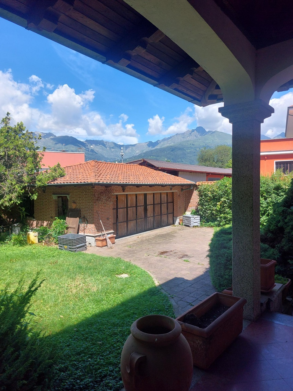 Occhieppo Inferiore  - Alle porte di Biella, vendiamo villa signorile di ampia metratura, su due piani oltre a piano seminterrato, con giardino circostante recintato e comoda e spaziosa autorimessa. - Vendita