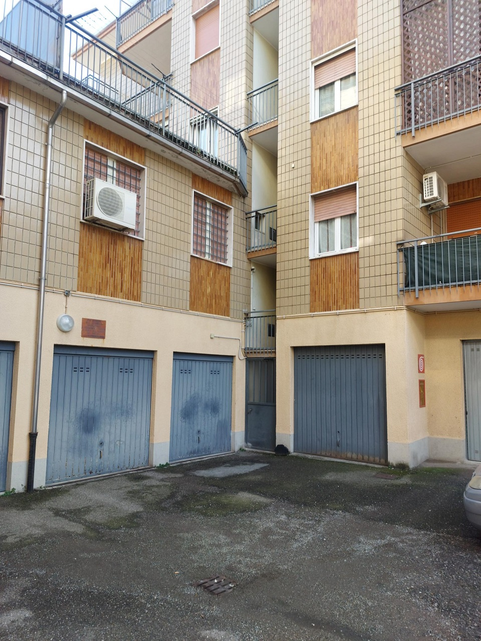 Gaglianico  - Deposito - magazzino di mq. 100 ca. sito nel cortile di complesso condominiale , con comodo accesso. - Vendita