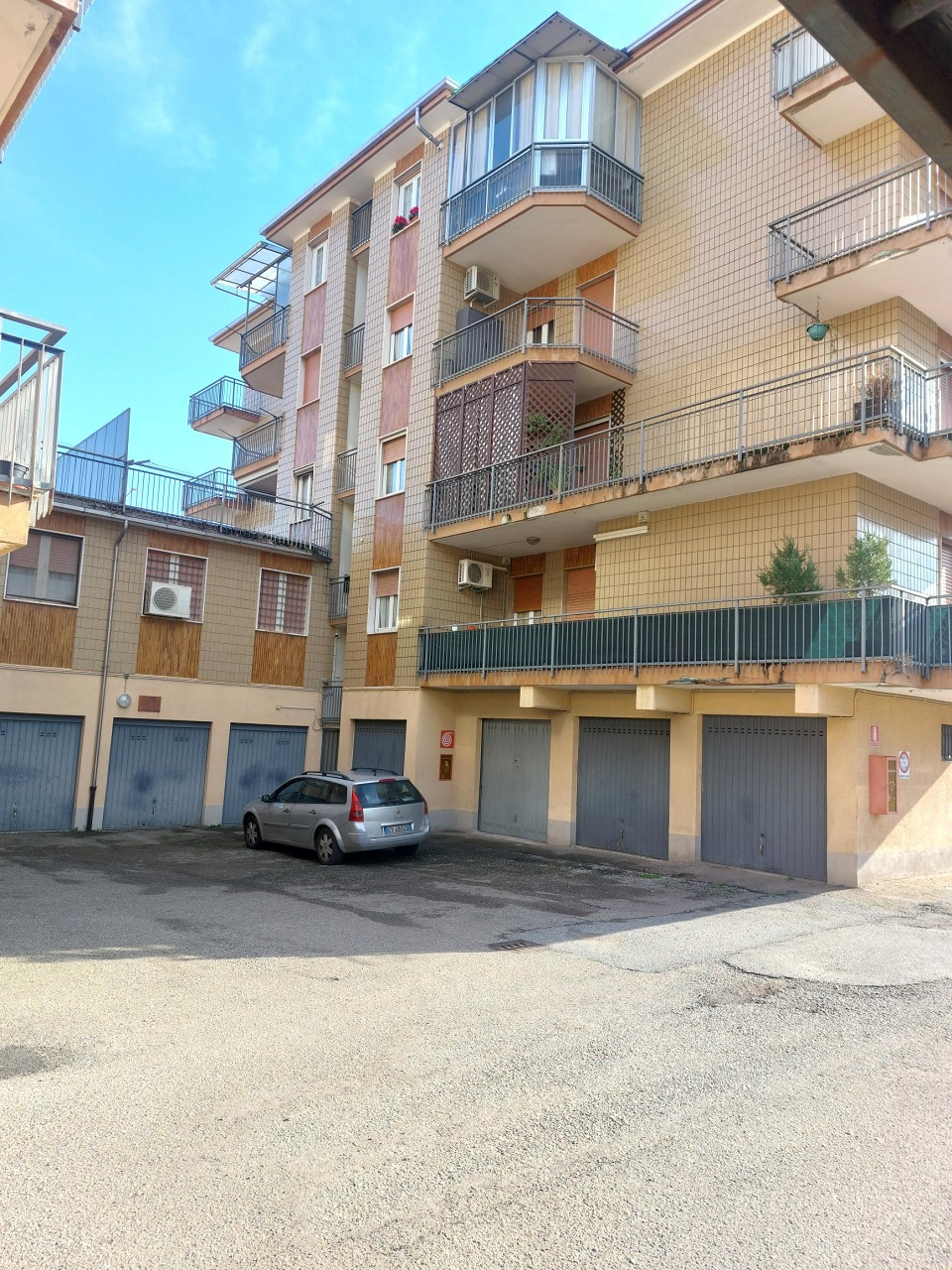 Gaglianico  - Deposito - magazzino di mq. 100 ca. sito nel cortile di complesso condominiale , con comodo accesso. - Vendita