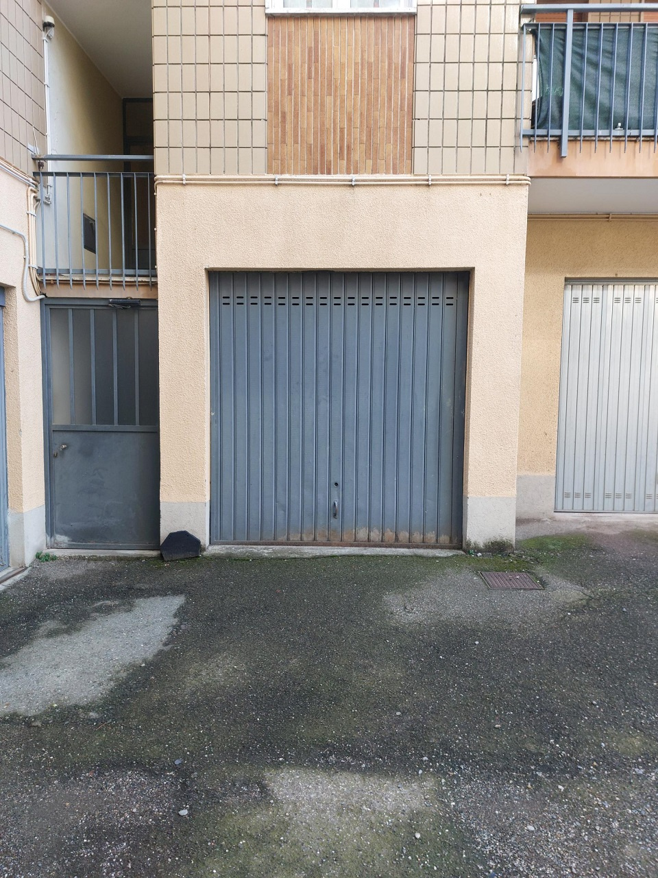 Gaglianico  - Deposito - magazzino di mq. 100 ca. sito nel cortile di complesso condominiale , con comodo accesso. - Vendita