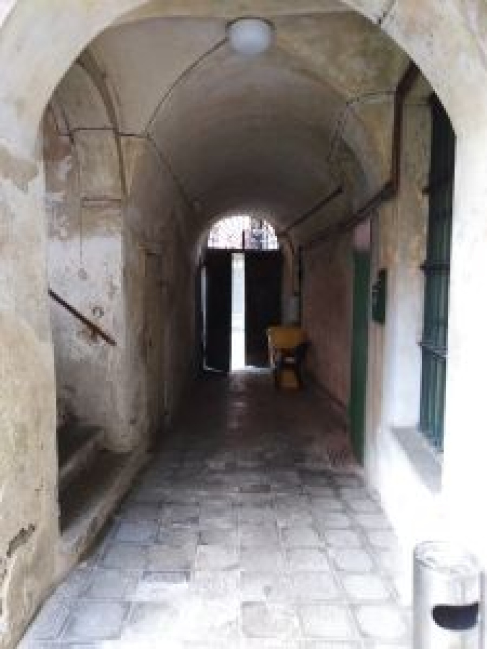 Andorno Micca  - Edificio di antica costruzione sito nel centro storico elevato su 4 p. oltre a cantinato e sottotetto, con al p.t. locale ex bar, ai piani 1,2 e 3 appartamenti termoautonomi di mq. 100 ca. - Vendita
