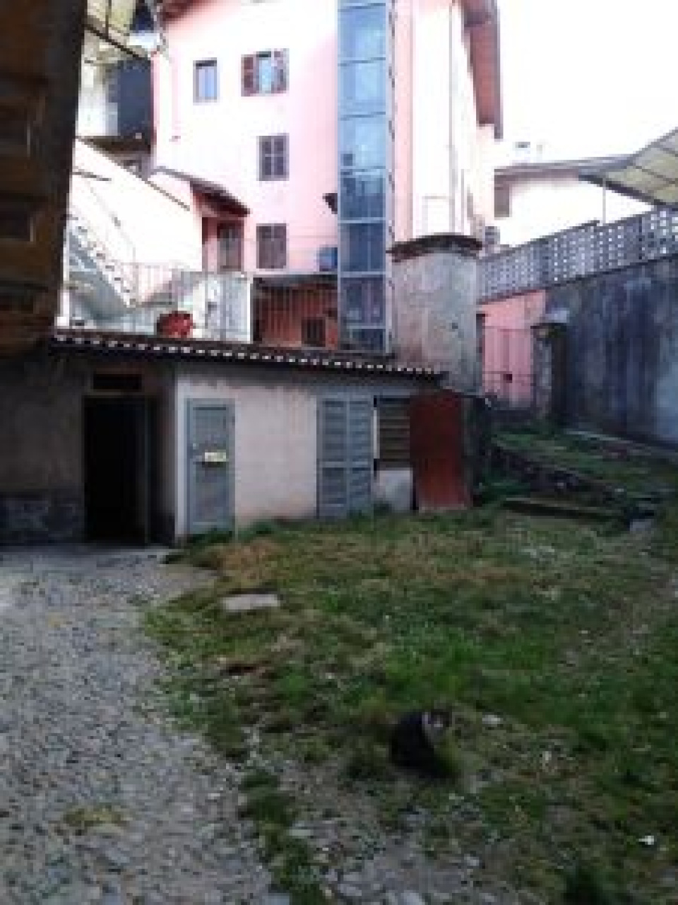 Andorno Micca  - Edificio di antica costruzione sito nel centro storico elevato su 4 p. oltre a cantinato e sottotetto, con al p.t. locale ex bar, ai piani 1,2 e 3 appartamenti termoautonomi di mq. 100 ca. - Vendita