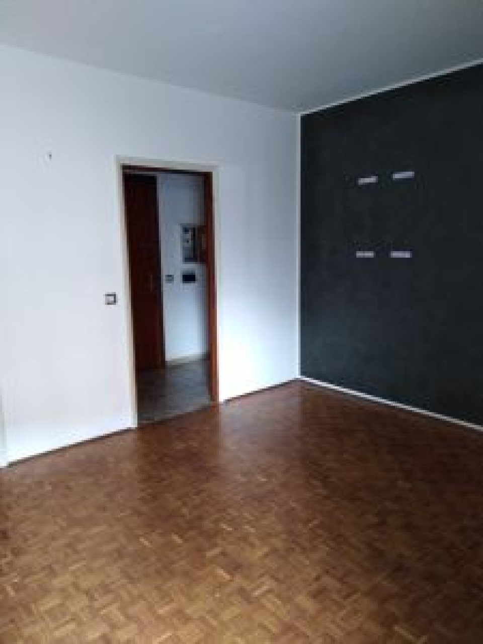 Andorno Micca  - Nel centralissimo Condominio " I portici " , al 1 ° p, monolocale con bagno e balcone. Mq. 30 ca, da rimodernare.. Con cantina - Vendita
