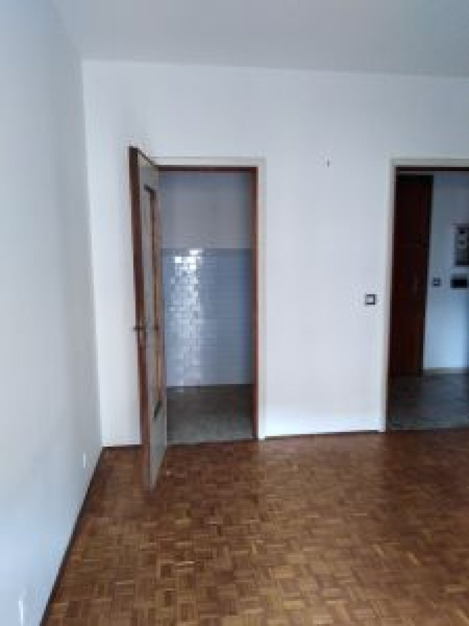 Andorno Micca  - Nel centralissimo Condominio " I portici " , al 1 ° p, monolocale con bagno e balcone. Mq. 30 ca, da rimodernare.. Con cantina - Vendita