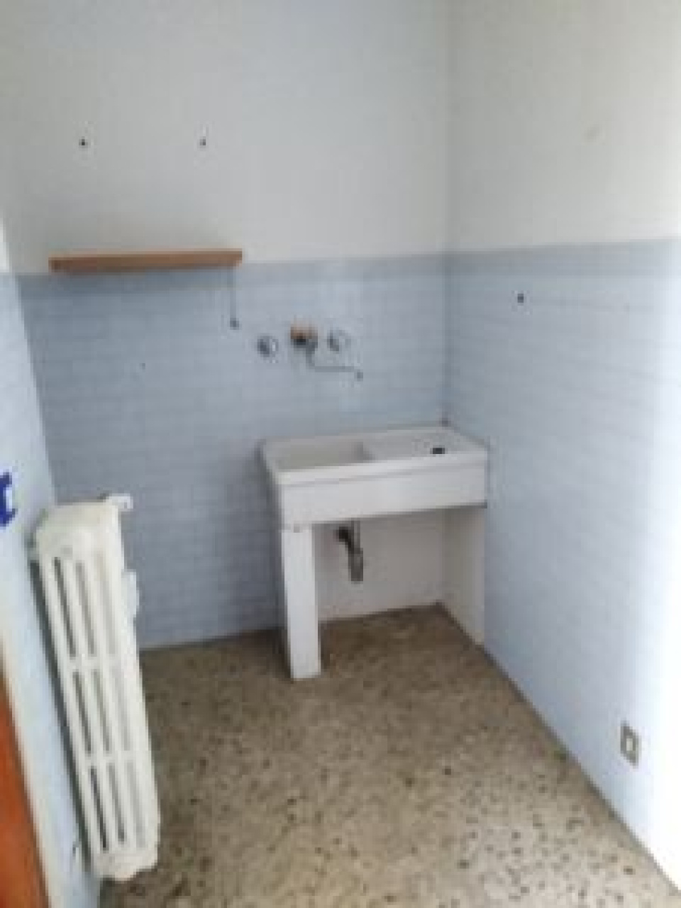 Andorno Micca  - Nel centralissimo Condominio " I portici " , al 1 ° p, monolocale con bagno e balcone. Mq. 30 ca, da rimodernare.. Con cantina - Vendita