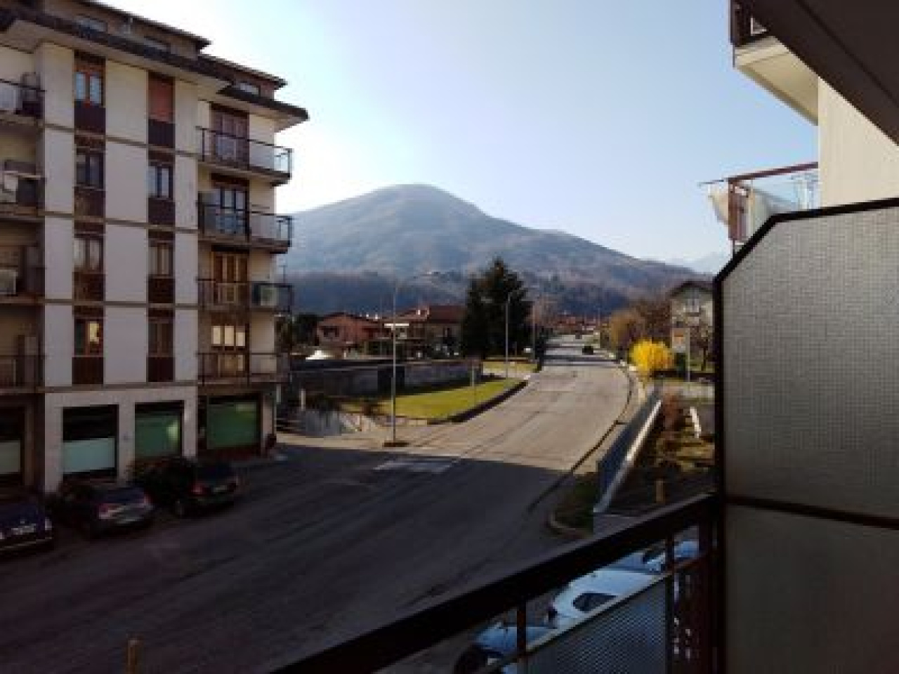 Andorno Micca  - Nel centralissimo Condominio " I portici " , al 1 ° p, monolocale con bagno e balcone. Mq. 30 ca, da rimodernare.. Con cantina - Vendita