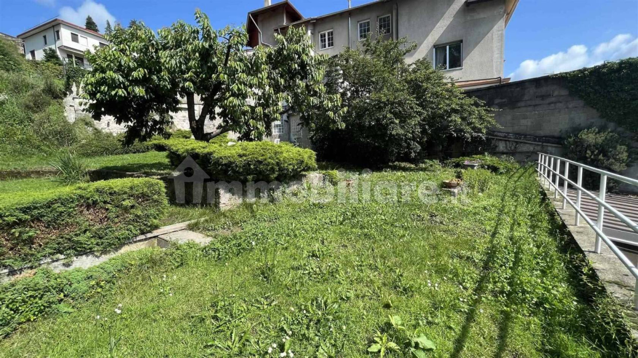 Biella  - In zona centrale, in bella casa d'epoca con giardino, vendiamo ad uso investimento appartamenti ristrutturati con grandi balconi e terrazzi, locati con reddito interessante, con prezzi a partire da euro 45.000,00. Possibilita' di acquisto in blo - Vendita