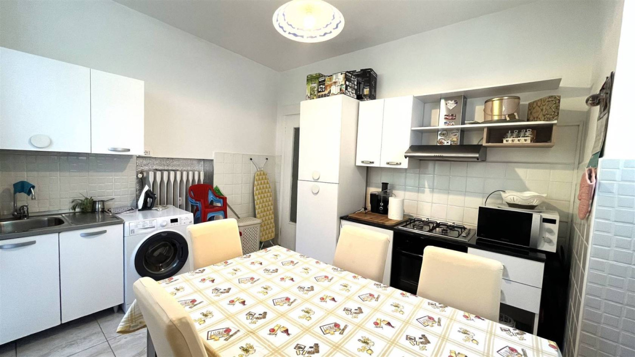 Biella  - In zona centrale, in bella casa d'epoca con giardino, vendiamo ad uso investimento appartamenti ristrutturati con grandi balconi e terrazzi, locati con reddito interessante, con prezzi a partire da euro 45.000,00. Possibilita' di acquisto in blo - Vendita