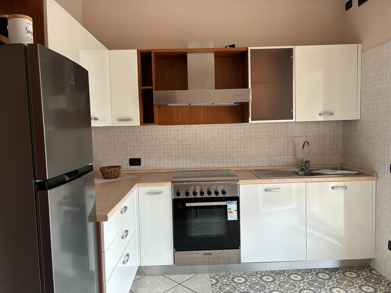 BIELLA  - In condominio di pregio, trilocale sito al piano primo con cucina arredata, soggiorno, ampio balcone coperto , disimpegno con armadio a muro, camera con armadio 4 stagioni, bagno con vasca/doccia e attacco lavatrice. Spaziosa cantina e comoda autorimessa - Locazione