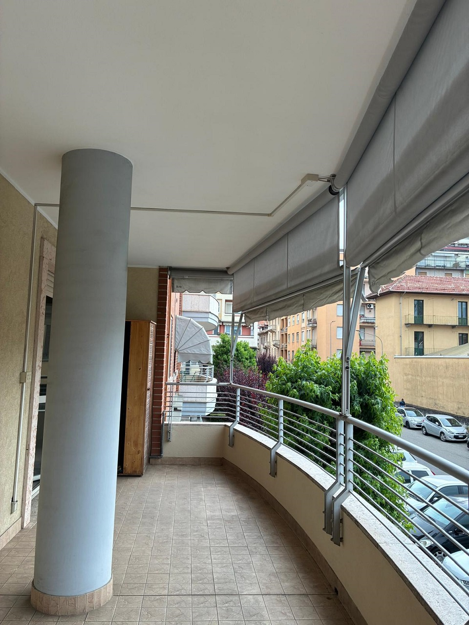 BIELLA  - In condominio di pregio, trilocale sito al piano primo con cucina arredata, soggiorno, ampio balcone coperto , disimpegno con armadio a muro, camera con armadio 4 stagioni, bagno con vasca/doccia e attacco lavatrice. Spaziosa cantina e comoda autorimessa - Locazione