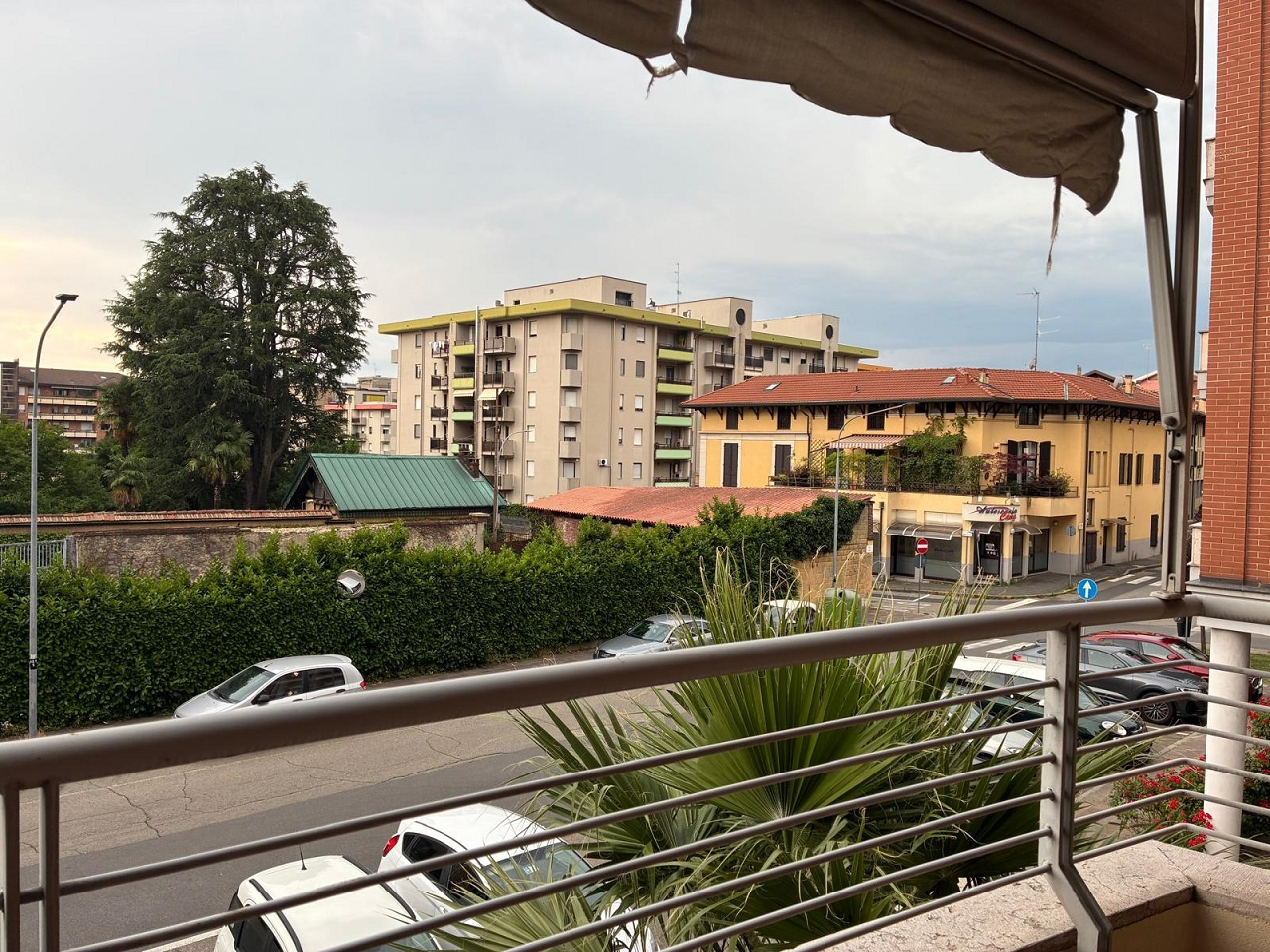 BIELLA  - In condominio di pregio, trilocale sito al piano primo con cucina arredata, soggiorno, ampio balcone coperto , disimpegno con armadio a muro, camera con armadio 4 stagioni, bagno con vasca/doccia e attacco lavatrice. Spaziosa cantina e comoda autorimessa - Locazione