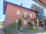 Occhieppo Inferiore  - Alle porte di Biella, vendiamo villa signorile di ampia metratura, su due piani oltre a piano seminterrato, con giardino circostante recintato e comoda e spaziosa autorimessa. - Vendita