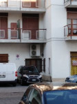 Andorno Micca  - Nel centralissimo Condominio " I portici " , al 1 ° p, monolocale con bagno e balcone. Mq. 30 ca, da rimodernare.. Con cantina - Vendita