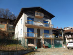 Biella  - In localita' Favaro di La', casa semindipendente con cortile, giardino, composta da autorimessa e locali ad uso deposito al piano terreno ; soggiorno, cucina, camera e bagno al piano primo ; tre vani e bagno al piano secondo. Ambienti da rimoder - Vendita